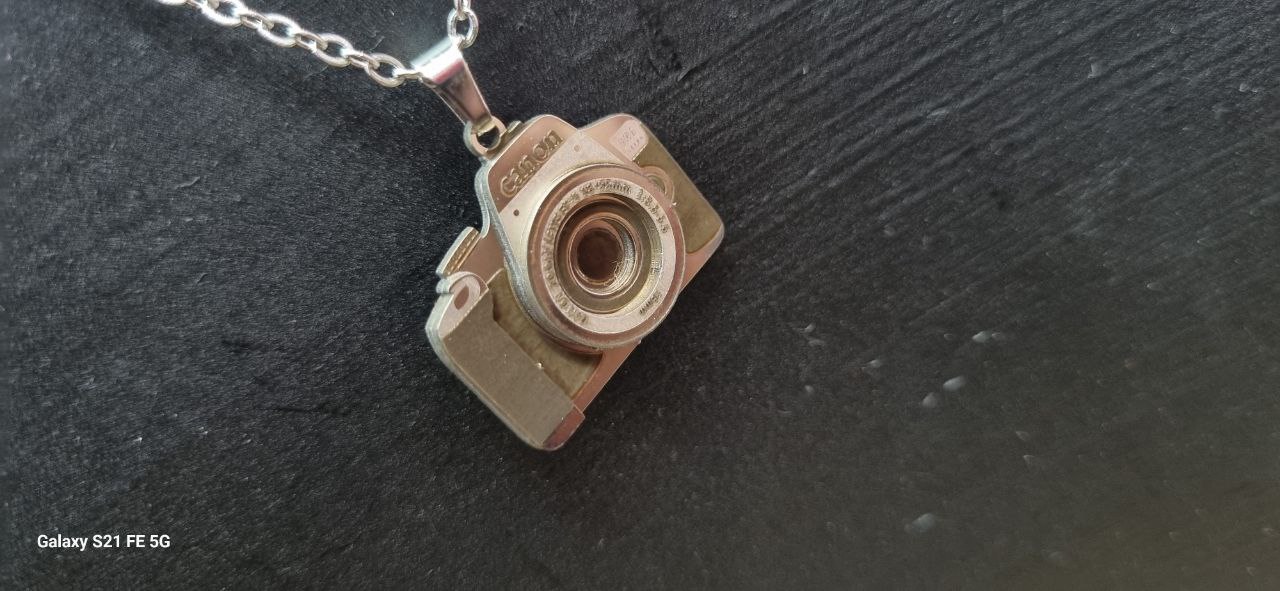 گردنبند استیل نقره ای با پلاک ۳ بعدی دوربین