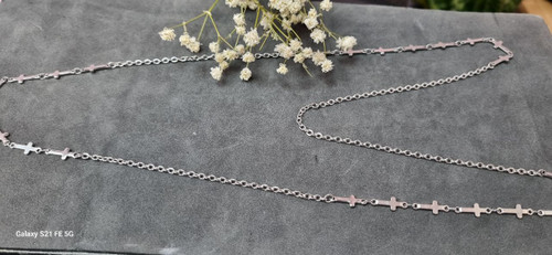 گردنبند استیل نقره ایی رو مانتویی صلیب