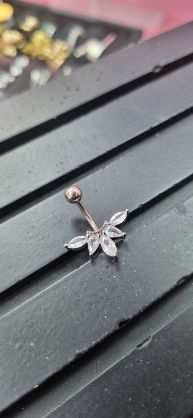 پرسینگ ناف نگین دار اروپایی