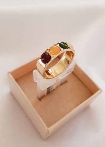 انگشتر نگین دار