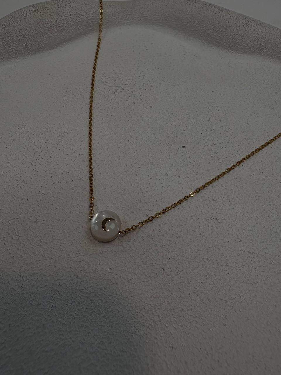 گردنبند استیل طلایی و صدف طبیعی ماه