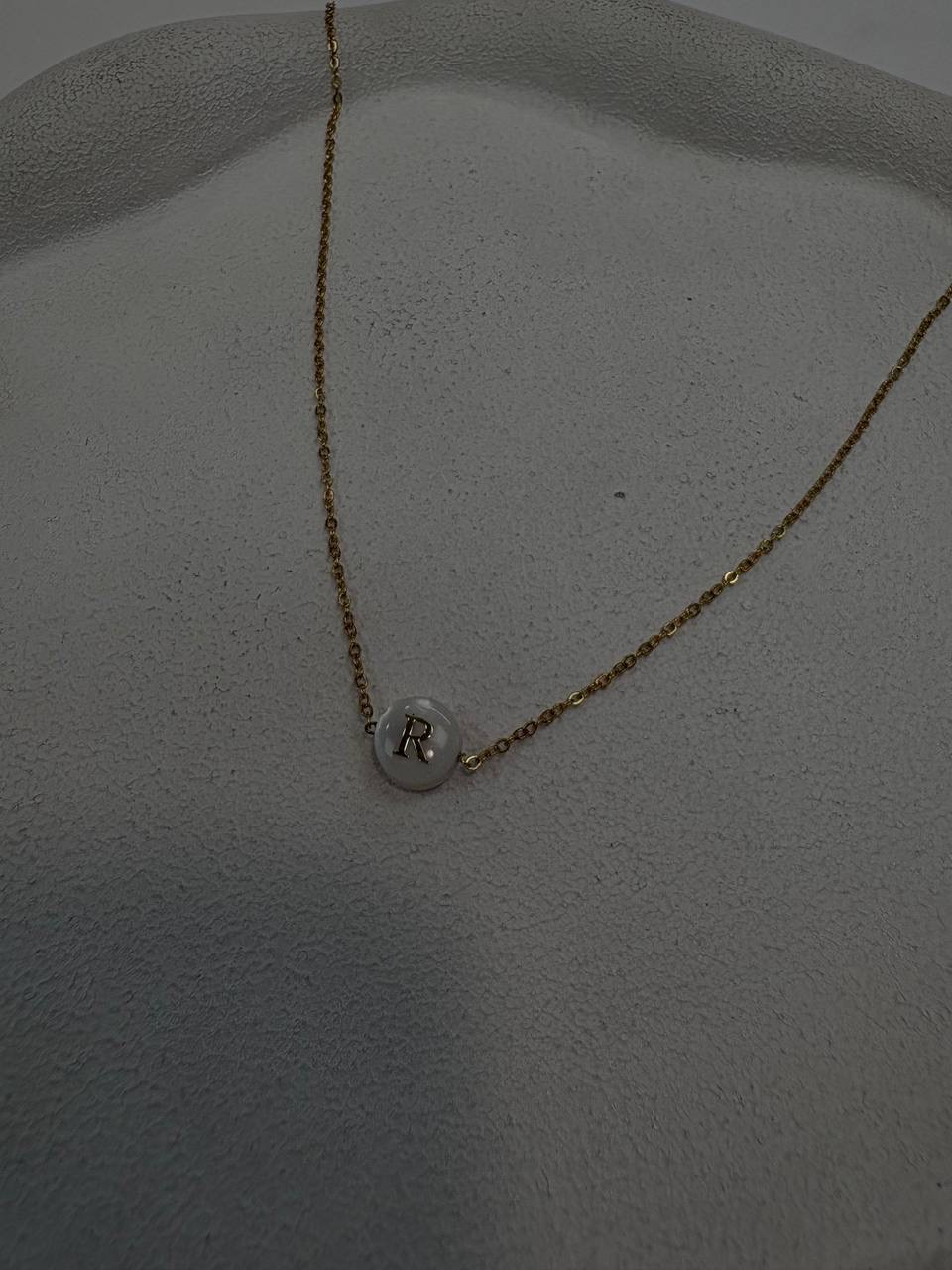گردنبند استیل طلایی و صدف طبیعی حرف R