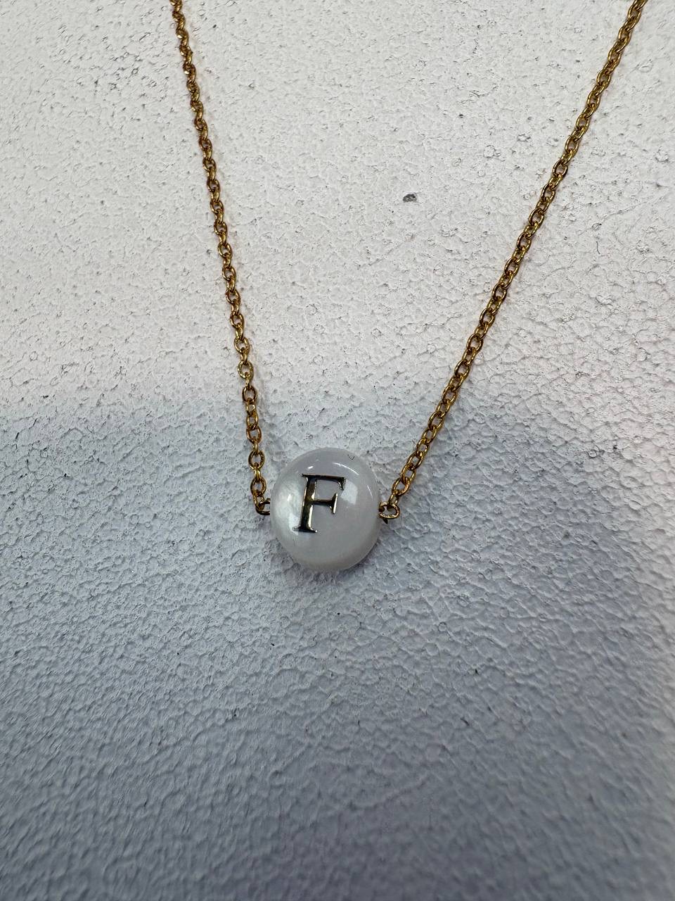 گردنبند استیل طلایی و صدف طبیعی حرف F