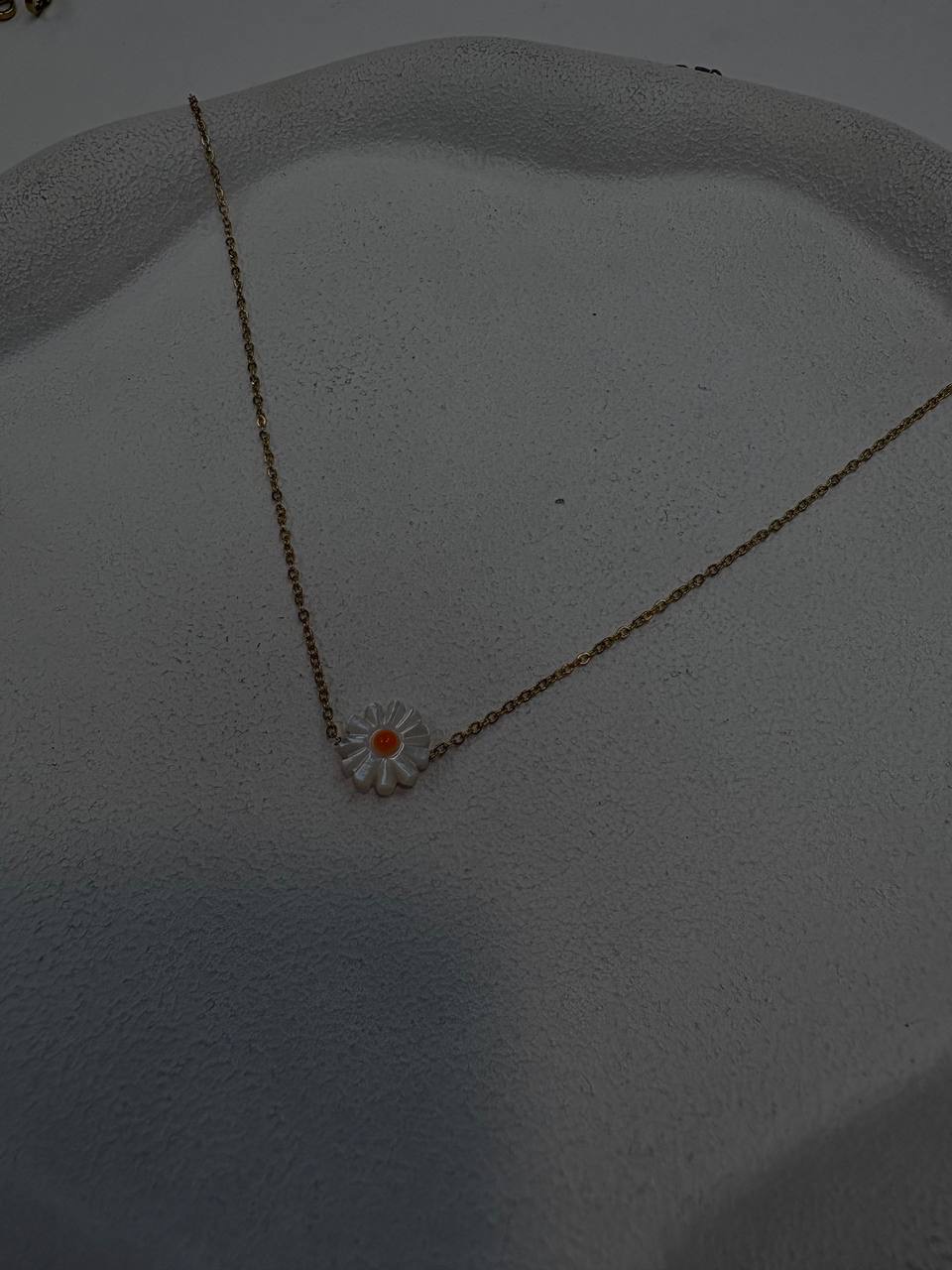 گردنبند استیل طلایی و صدف طبیعی بابونه