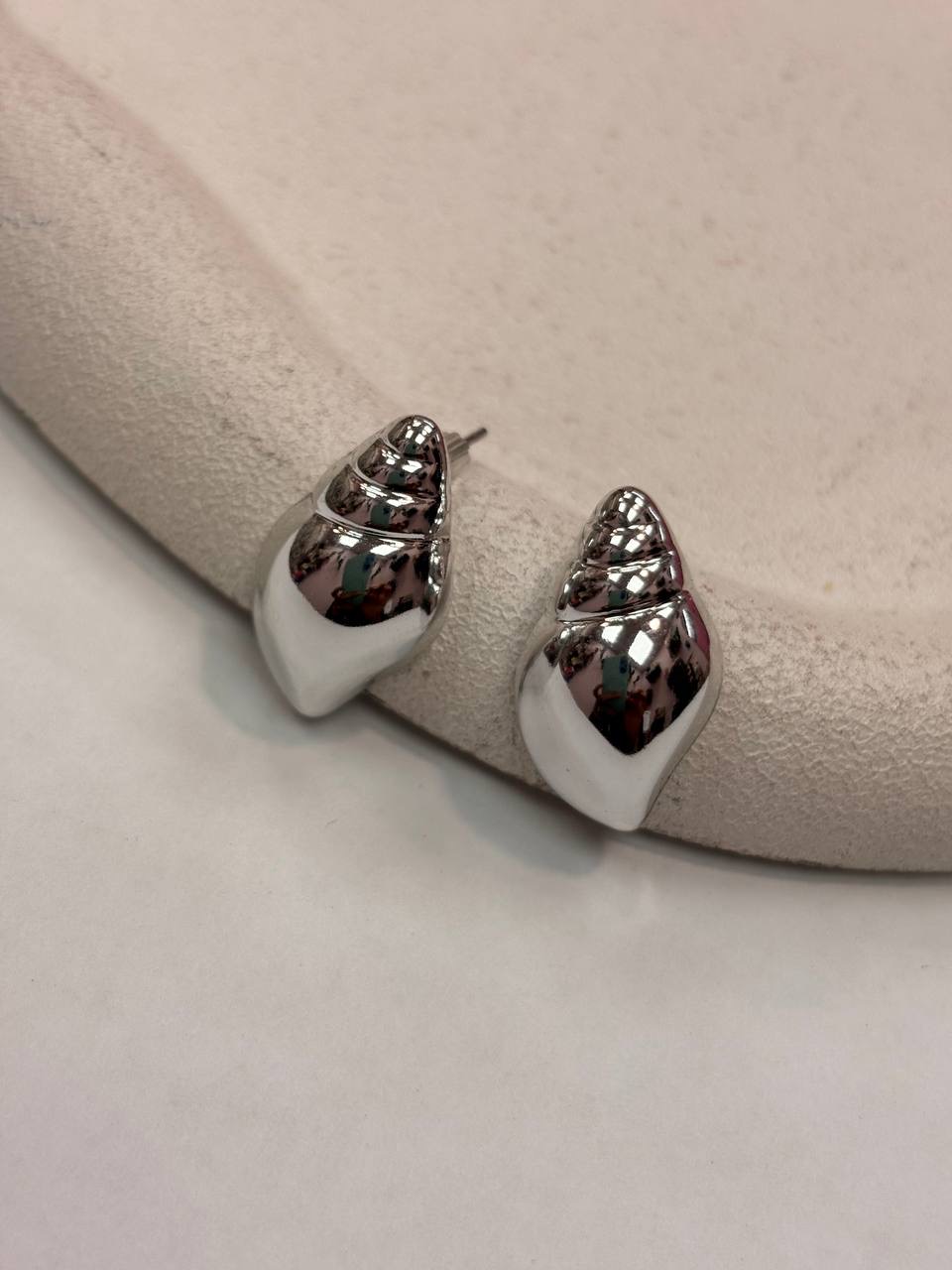 گوشواره میخی صدف نقره ای